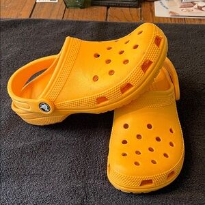 CROCS  yellow women size 7 men’s size 5 great condition